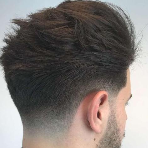 2- Taper fade Aqui está outro corte masculino que tem tudo para fazer muito sucesso em 2019 e no qual você pode se inspirar.