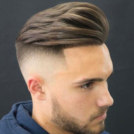 3- Quiff ou Quiff Back O corte masculino quiff, ou quiff back, é ideal para quem deseja deixar um topete volumoso e es loso no cabelo, deixando o visual bem moderno.