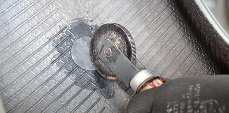 Aplique o reparo sobre o dano e rolete firmemente do centro para as laterais e vulcanize o pneu.