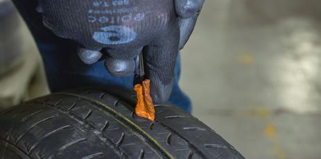 Ainda com o pneu inflado introduza a ferramenta no dano
