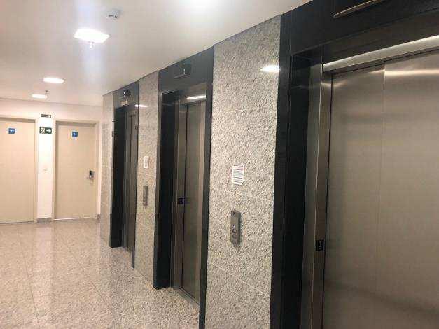 (a) (c) Legenda: (a) Vista do hall de elevadores