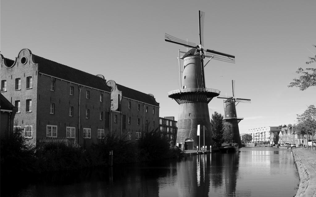 4. Um dos ícoes da Holada é o moiho de veto. Na cidade de Schiedam, ecotram-se os maiores moihos de veto do mudo, algus dos quais apresetados a fotografia da Figura 3.