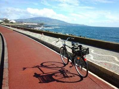 Ciclovia de Ponta Delgada A Ciclovia Marginal, com uma extensão de cerca de 5 Km, estende-se ao
