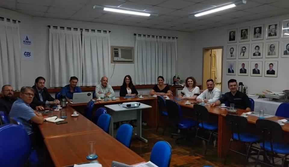 2- Educação Fiscal Reunião de Diretoria - ACIGRA Em 16/04/2019, a Presidente Eloiza Espírito Santo e o VP José Luís Silveira