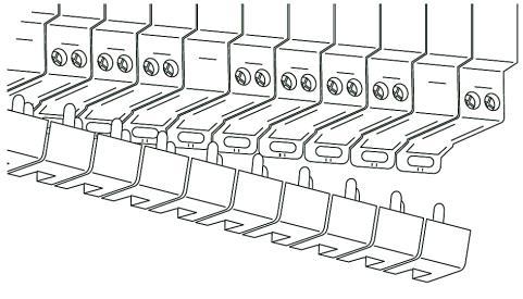 os eletrodutos; 3 Monte os disjuntores DIN sobre o trilho do quadro; 4 Conecte os disjuntores usando pente de fase ou o próprio cabo de alimentação fase (sistema de