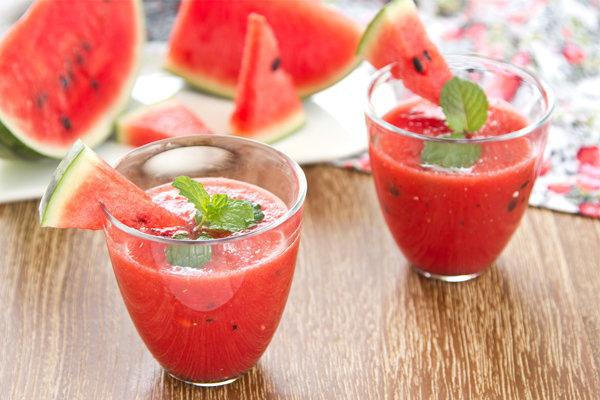 Misturar em um copo os ingredientes e adicionar gelo na hora de beber.