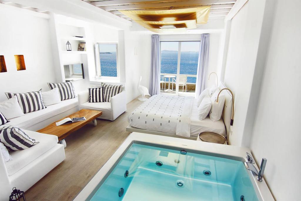 Opções de Lazer No hotel Cavo Tagoo Mykonos você vai encontrar o spa Cavo Tagoo Golden que oferece diversos tratamentos corporais, sauna, piscina coberta e salão de beleza.