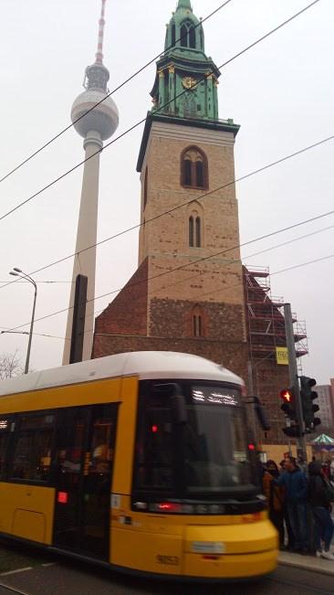 Almoçamos em Alexanderplatz e visitamos a zona envolvente, vimos o edifício mais alto da Alemanha, a (Torre da Televisão) com 365m de