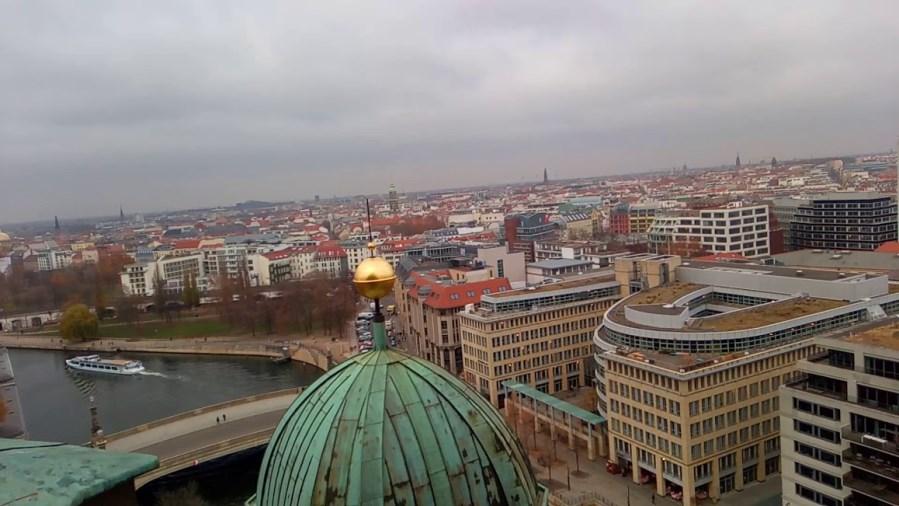 Visitamos em seguida A Berliner Dom, a maior e mais importante igreja protestante de Berlim, foi construída entre 1894 e 1905, mas a sua história se inicia muito antes.