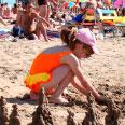 No verão, o movimento de pessoas aumenta bastante na praia e as crianças podem perder-se dos seus pais se