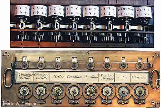 1.1.3 As rodas dentadas de Pascal (Pascaline) Em 1642, o francês Blaise Pascal, aos 19 anos de idade, foi o primeiro a inventar um dispositivo mecânico para realização de cálculos.