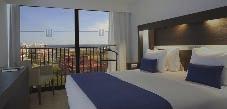 Todos os quartos climatizados do Jupiter Algarve Hotel incluem um mini-bar e televisão por satélite, casa de banho privativa e alguns incluem varandas com vistas para o mar.