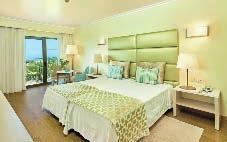 Os quartos do Hotel Baia Grande, decorados com cores neutras, apresentam varandas, ar condicionado, uma televisão de ecrã plano com canais por satélite e um mini-bar.
