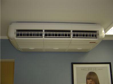 Ar-condicionado Os aparelhos de ar-condicionado são colocados próximos dos tetos dos aposentos.