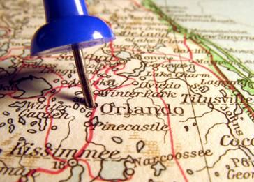Orlando Código de área: 407 Orlando é uma cidade do estado norte- americano da Flórida, sendo sede do Condado de Orange. É famosa por suas atrações turís.