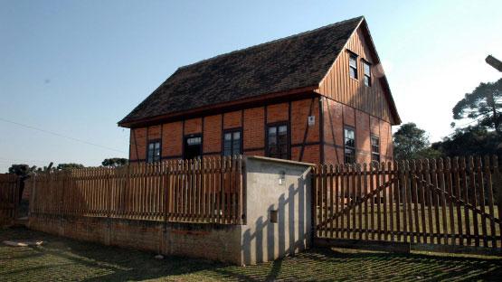 excelente opção para quem vem ou já está no Paraná. Casa Bucovina - O QUE FAZER TURISMO RURAL Município de grande extensão rural, Rio Negro tem várias propriedades agrícolas abertas ao turismo rural.