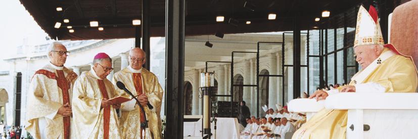 2000.05.13 João Paulo II peregrina, pela terceira vez, a Fátima e beatiﬁca os videntes Francisco e Jacinta.