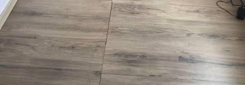 A espessura final do sistema de piso laminado de madeira com manta original sobre piso original de cerâmica em campo (LaMoCeCamp) foi igual a 7,0 cm, acrescendo apenas 1cm na espessura inicial do