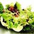 A salada verde deveria fazer parte das refeições de todas as pessoas, pois as folhas,
