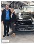 Claude Konrad, CEO da Polydec SA, e sua filha Vanina em frente a um Cadillac que traz o selo Biel-Bienne 1958 e que representa a era de ouro da